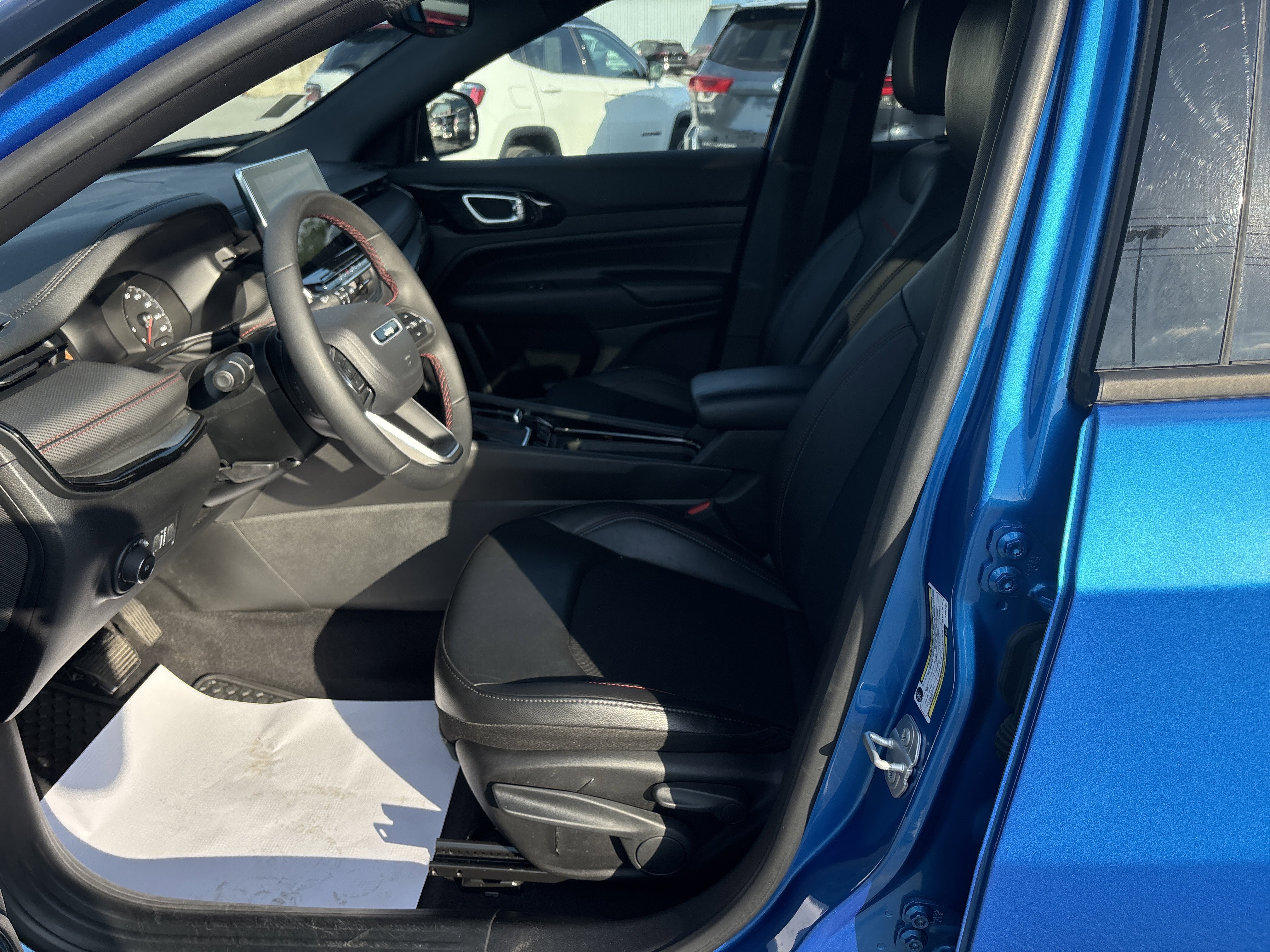 Used 2025 Jeep Compass Trailhawk AWD/4WD image 12