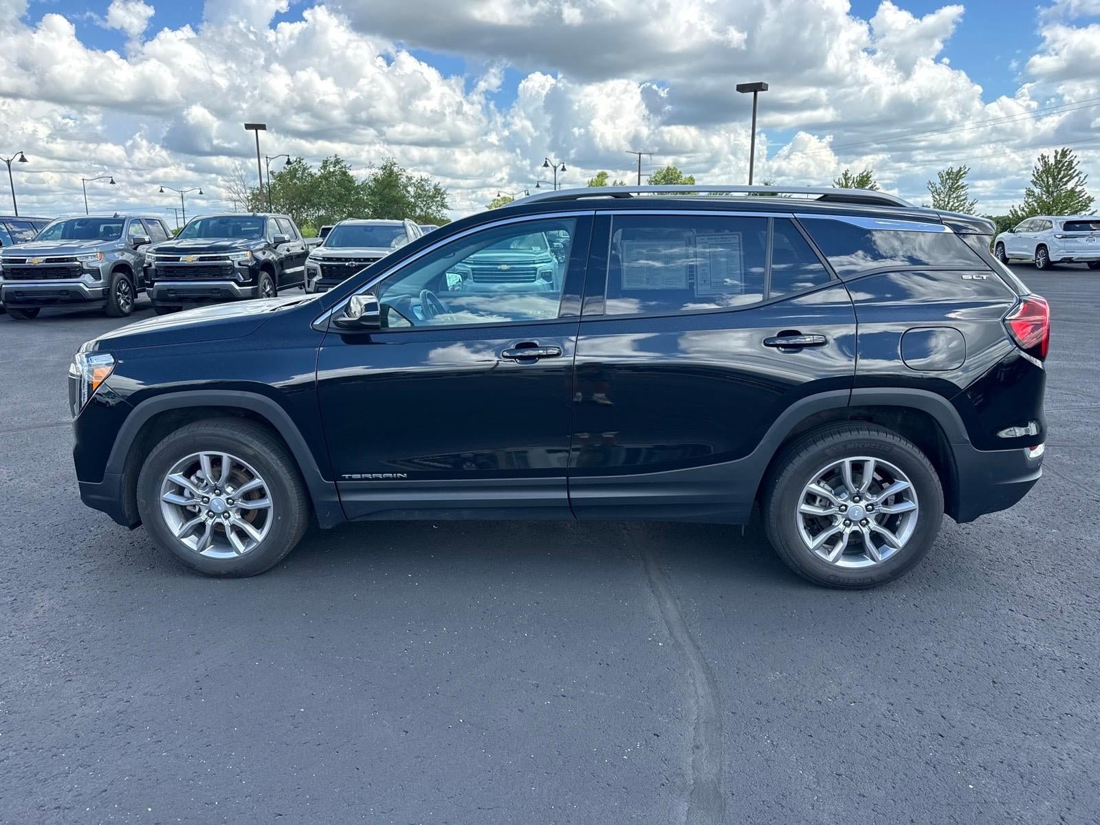 Used 2024 GMC Terrain SLT AWD/4WD image 2