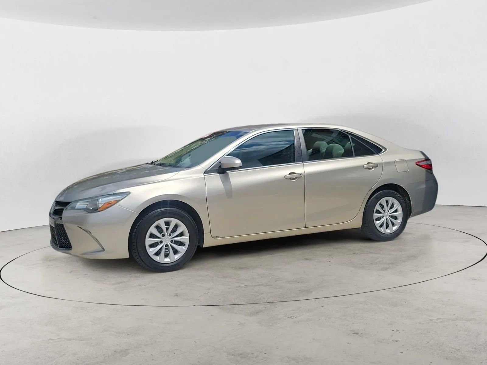 Used 2015 Toyota Camry LE image 1