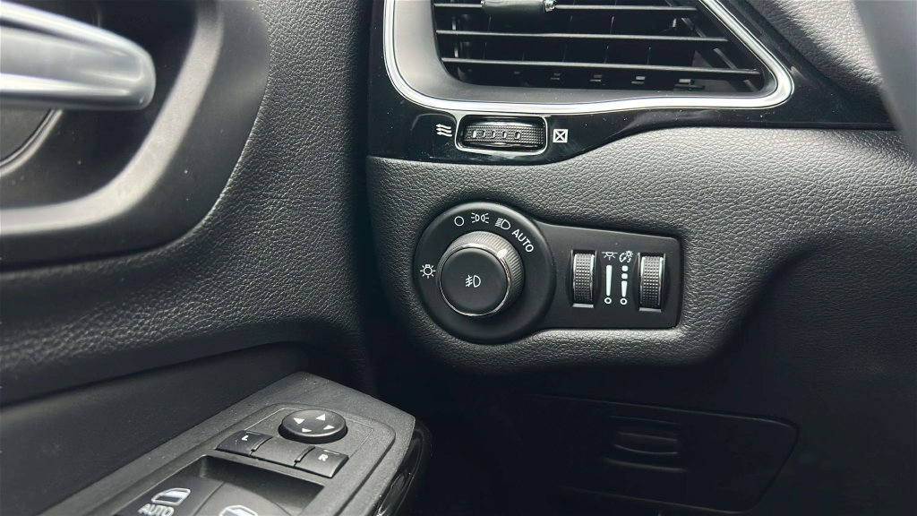 Used 2021 Jeep Cherokee Latitude Plus FWD image 13