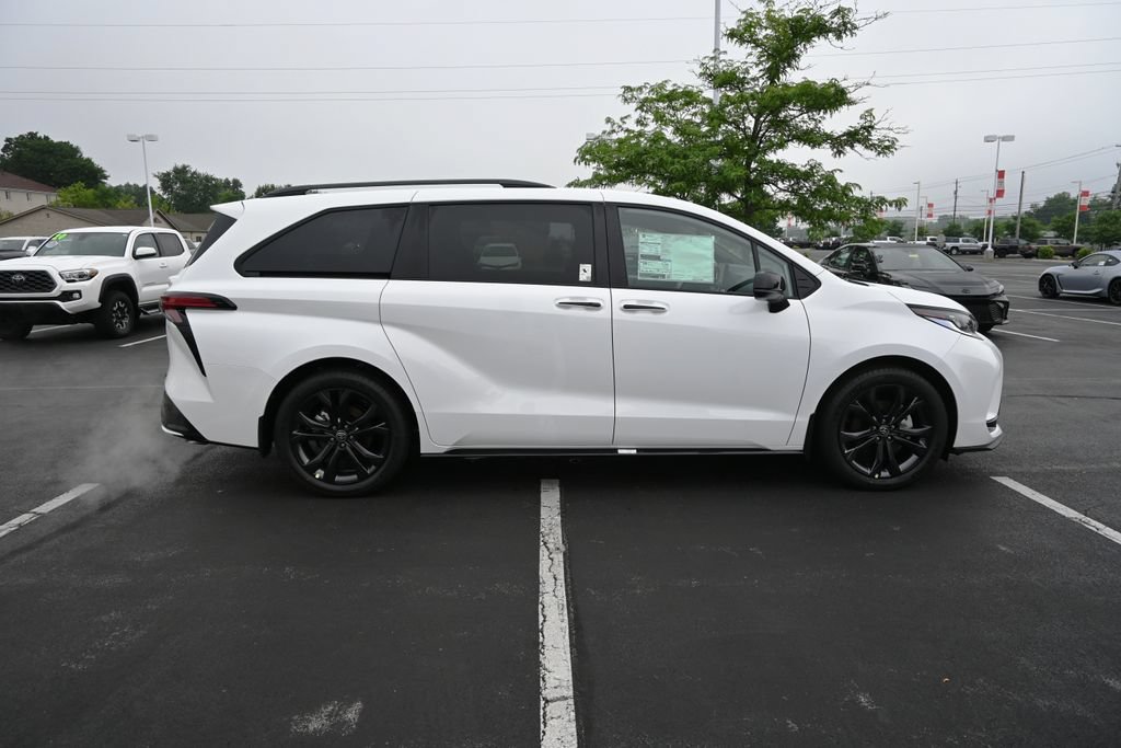 New 2026 Toyota Sienna XSE FWD image 11