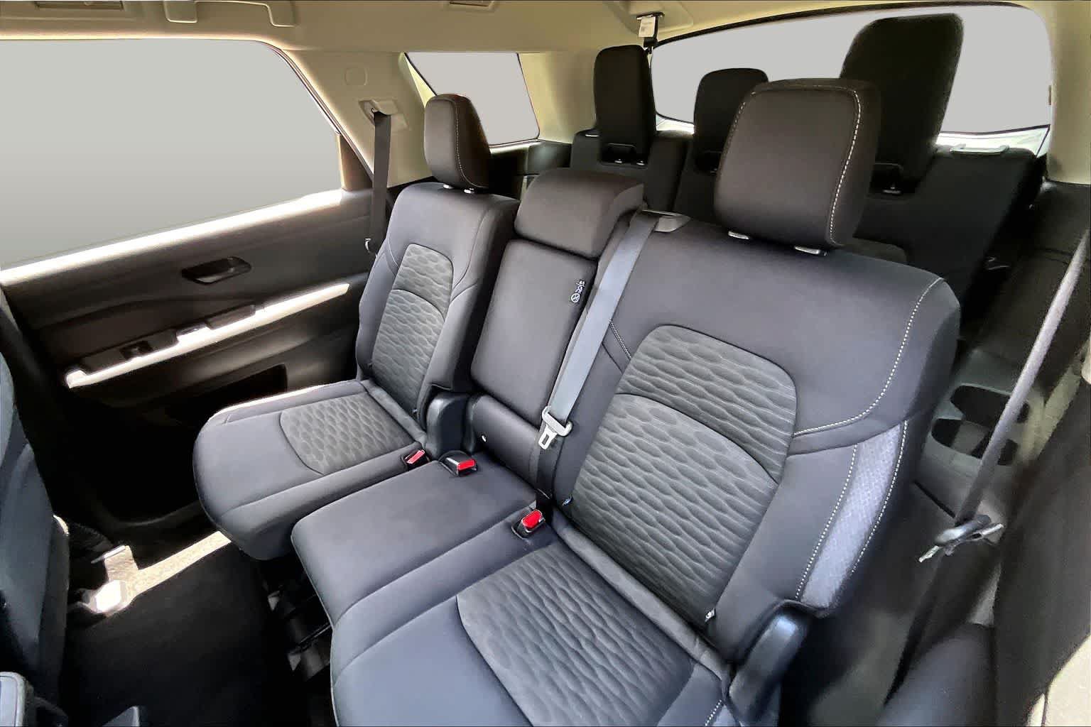 Used 2025 Nissan Pathfinder SV FWD image 18