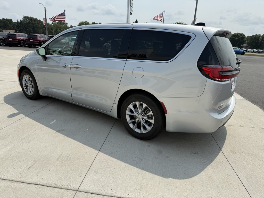 Used 2026 Chrysler Pacifica Limited FWD image 6