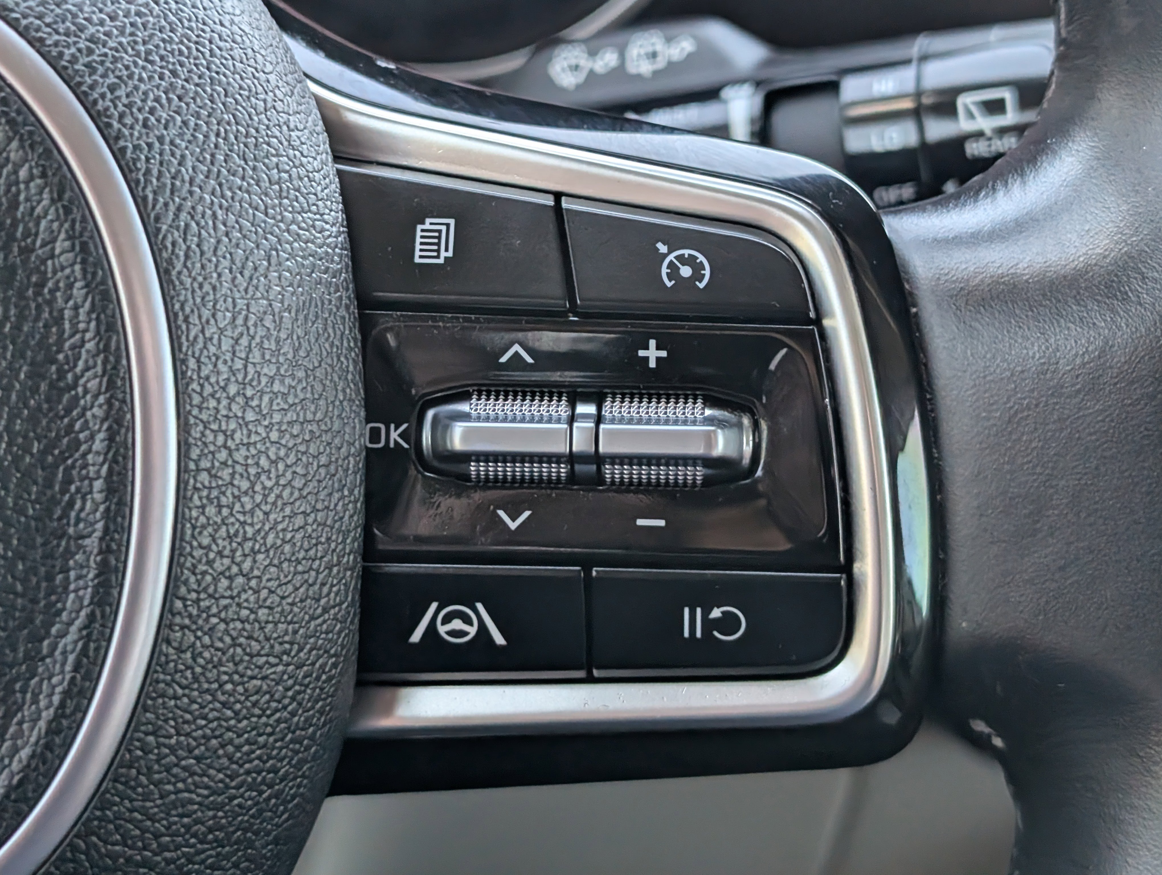 Used 2023 Kia Carnival LX image 24