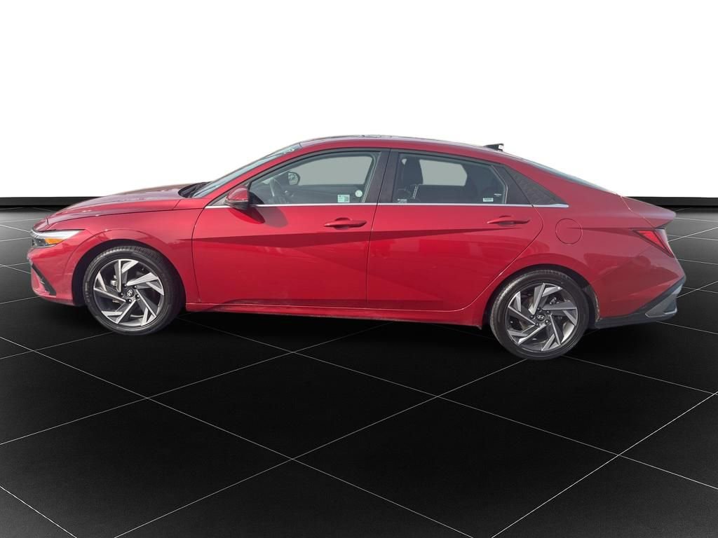 Used 2025 Hyundai Elantra Limited image 2