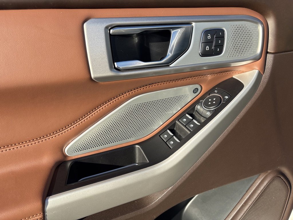 Used 2021 Ford Explorer King Ranch w/ Premium Technology Package image 21