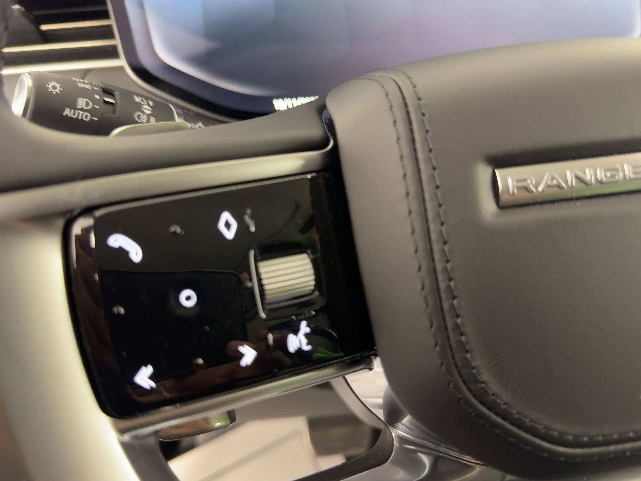 New 2025 Land Rover Range Rover Sport SE image 17