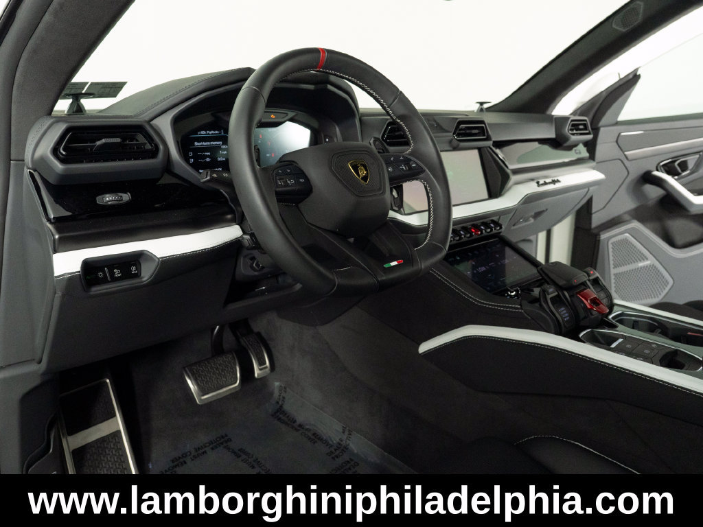 Used 2025 Lamborghini Urus SE AWD/4WD image 36