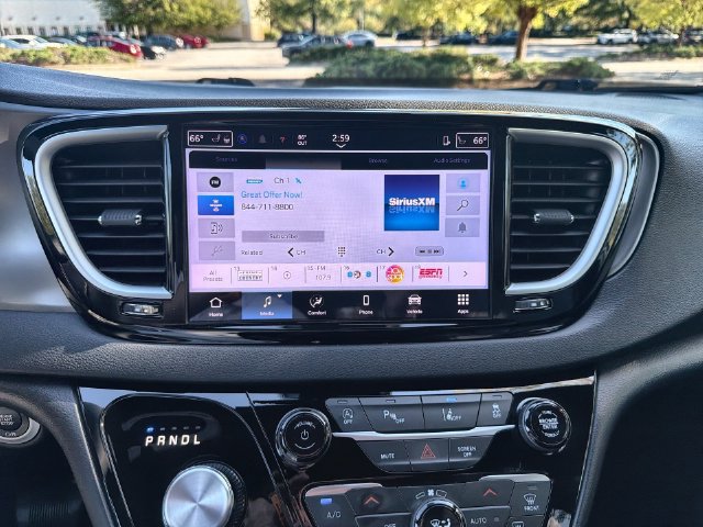Used 2025 Chrysler Pacifica Select FWD image 16