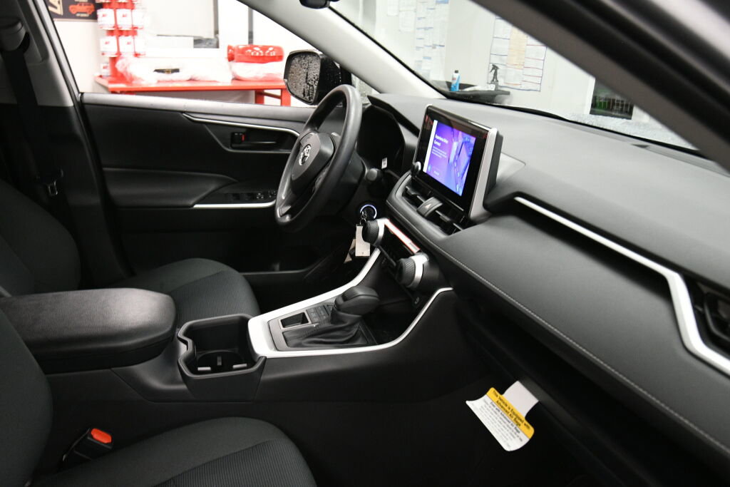 Used 2025 Toyota RAV4 LE image 27