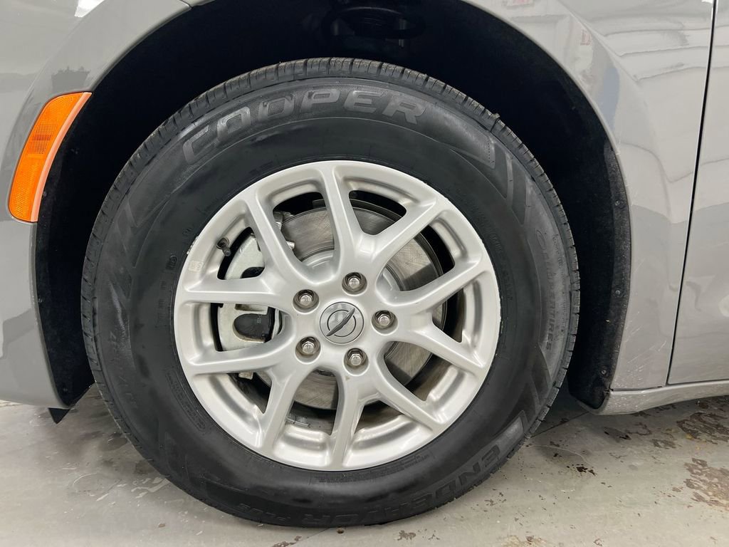 Used 2022 Chrysler Pacifica Touring-L image 27