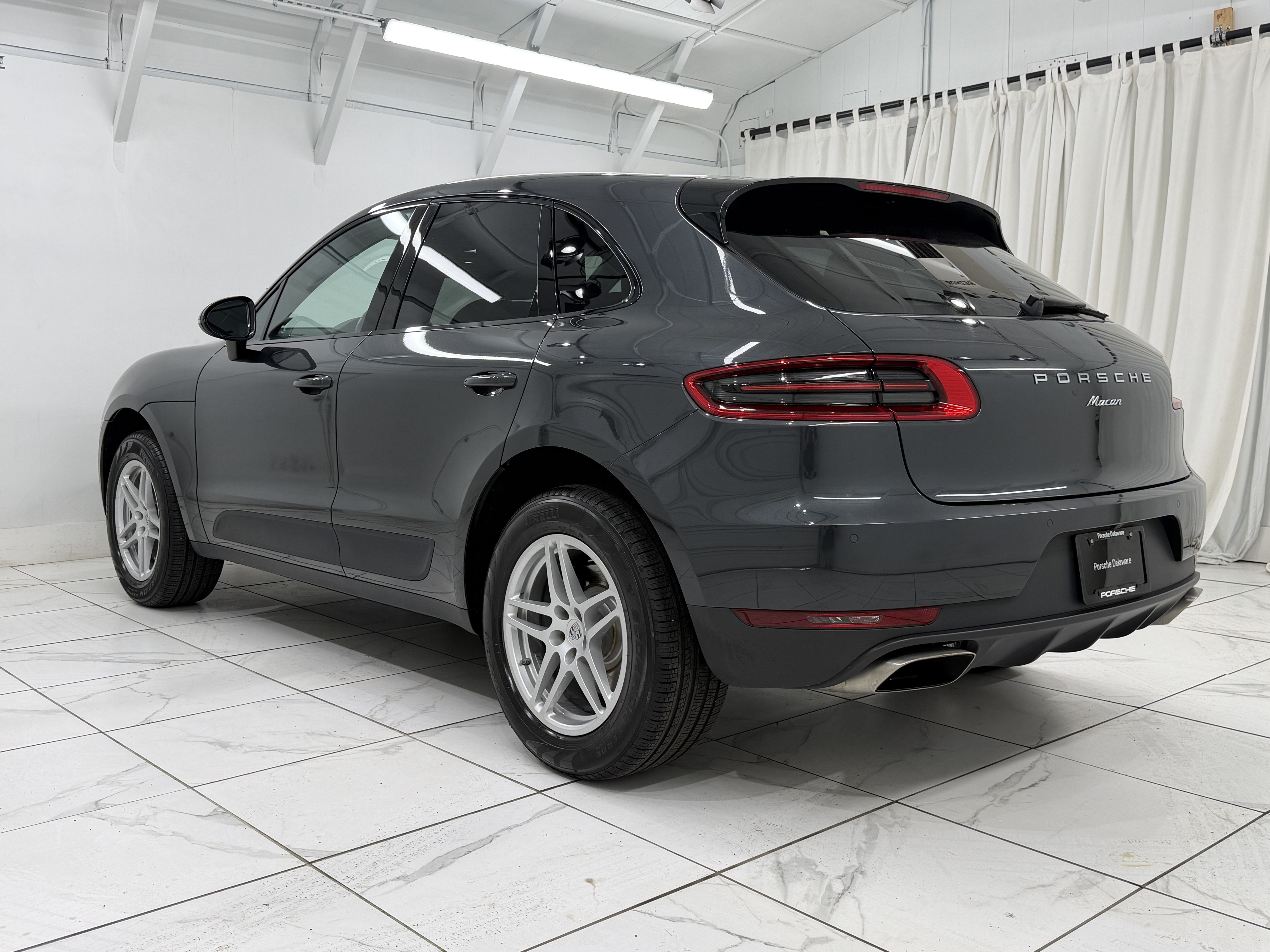 Certified 2018 Porsche Macan AWD/4WD image 3