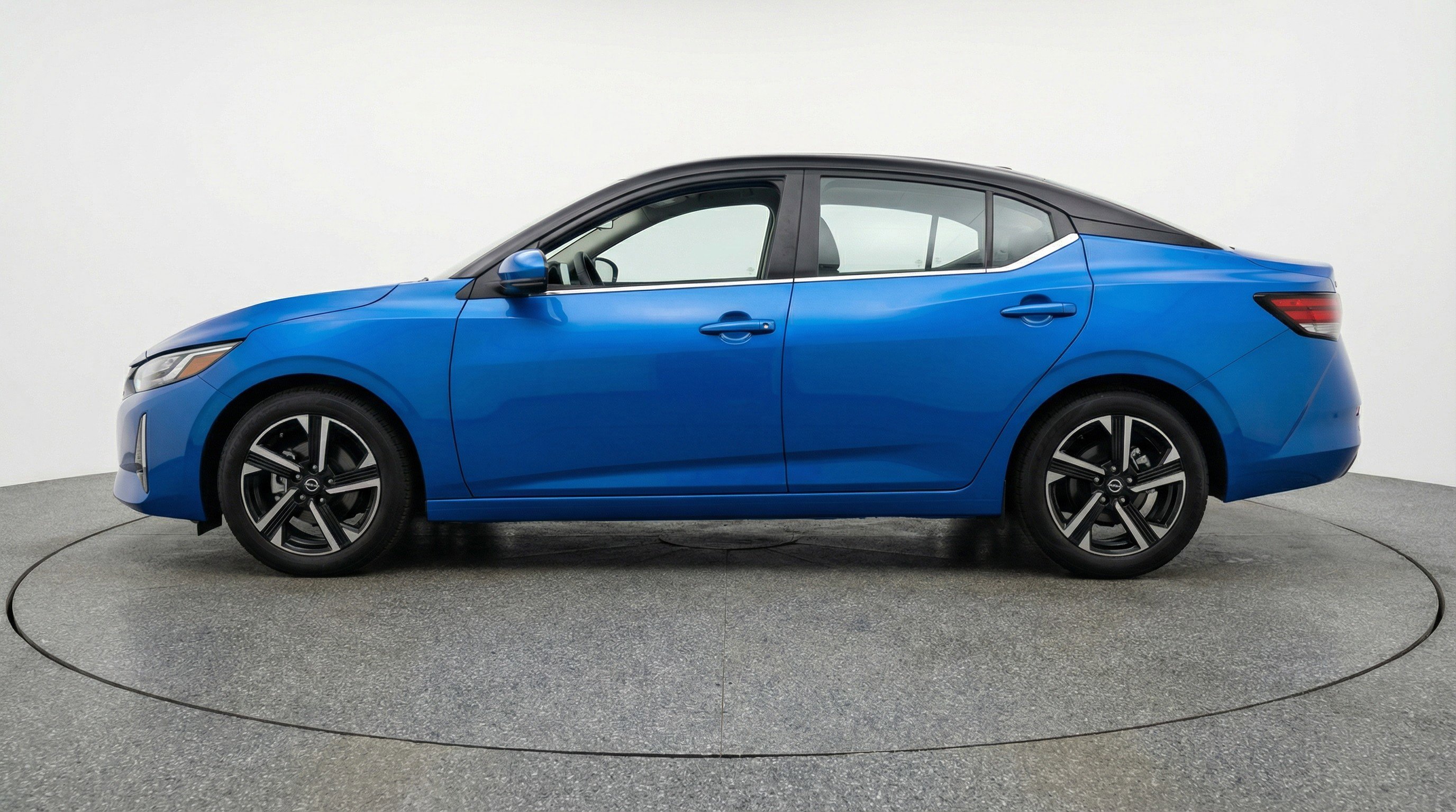 Used 2025 Nissan Sentra SV FWD image 5