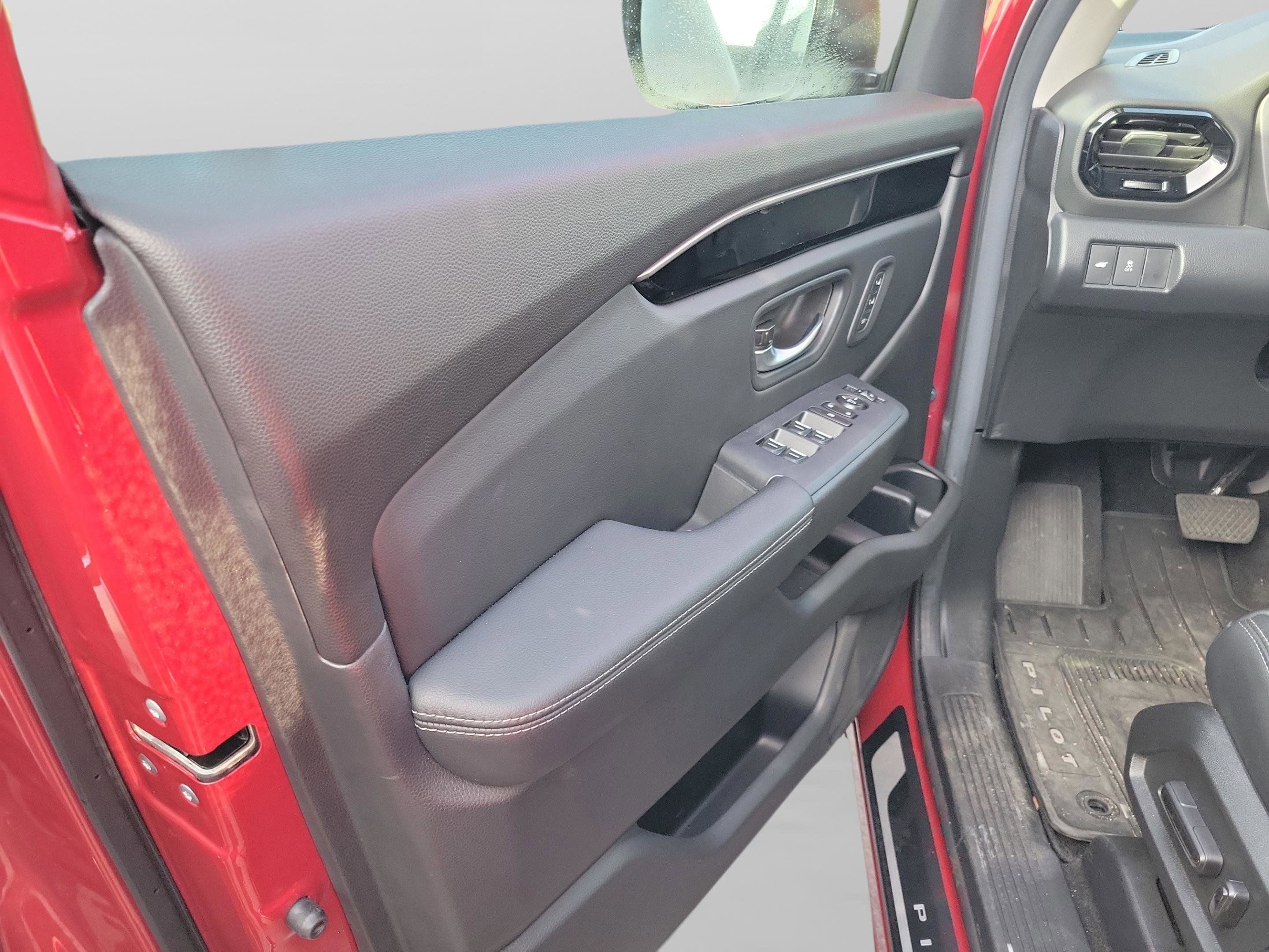 Certified 2025 Honda Pilot Touring image 6