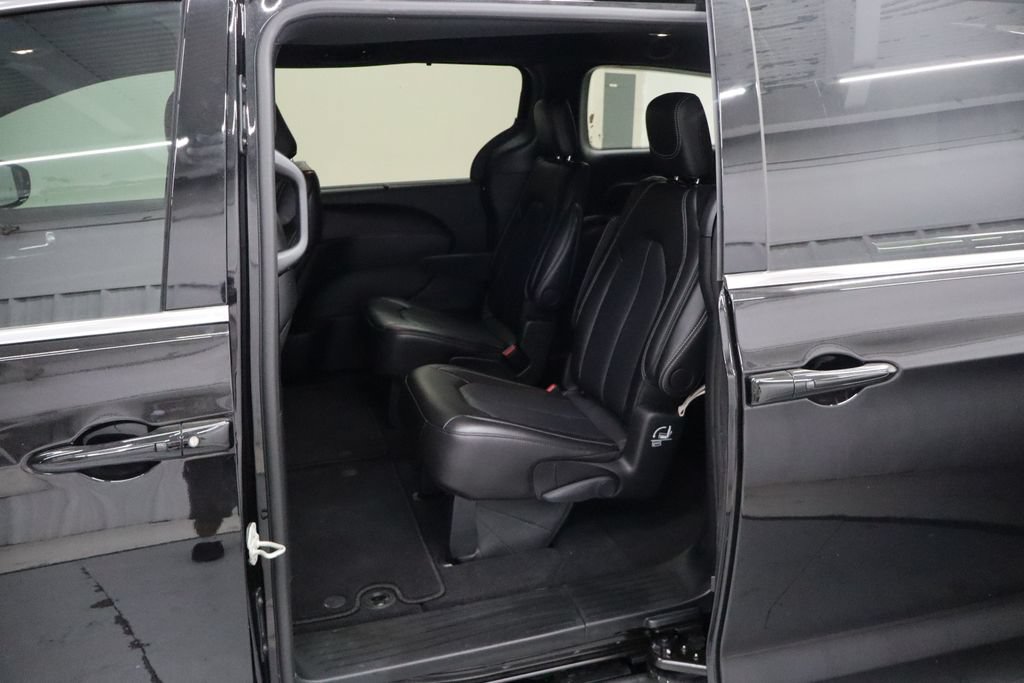 Used 2025 Chrysler Pacifica Select FWD image 25