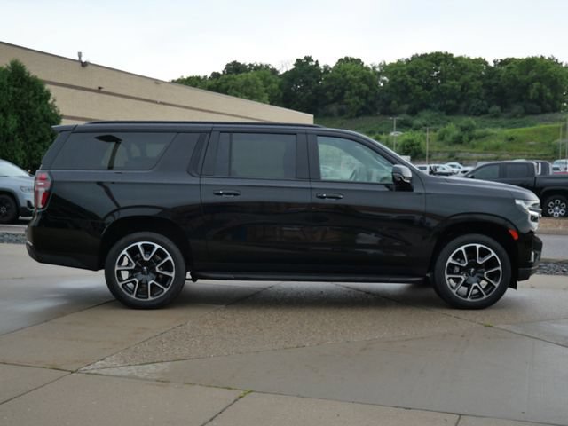 Used 2022 Chevrolet Suburban RST w/ Luxury Package AWD/4WD image 8