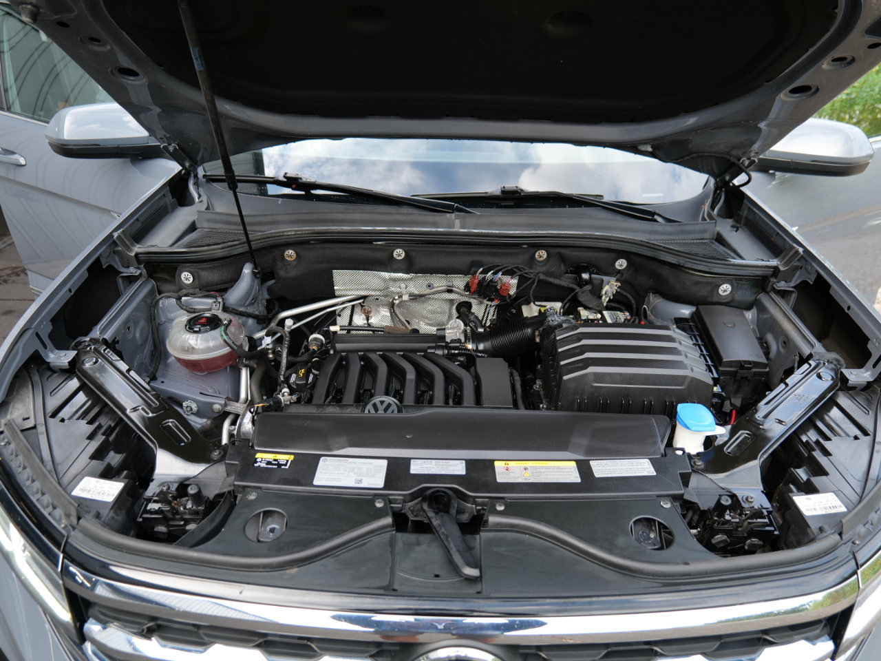 Used 2022 Volkswagen Atlas Cross Sport SEL R-Line image 52