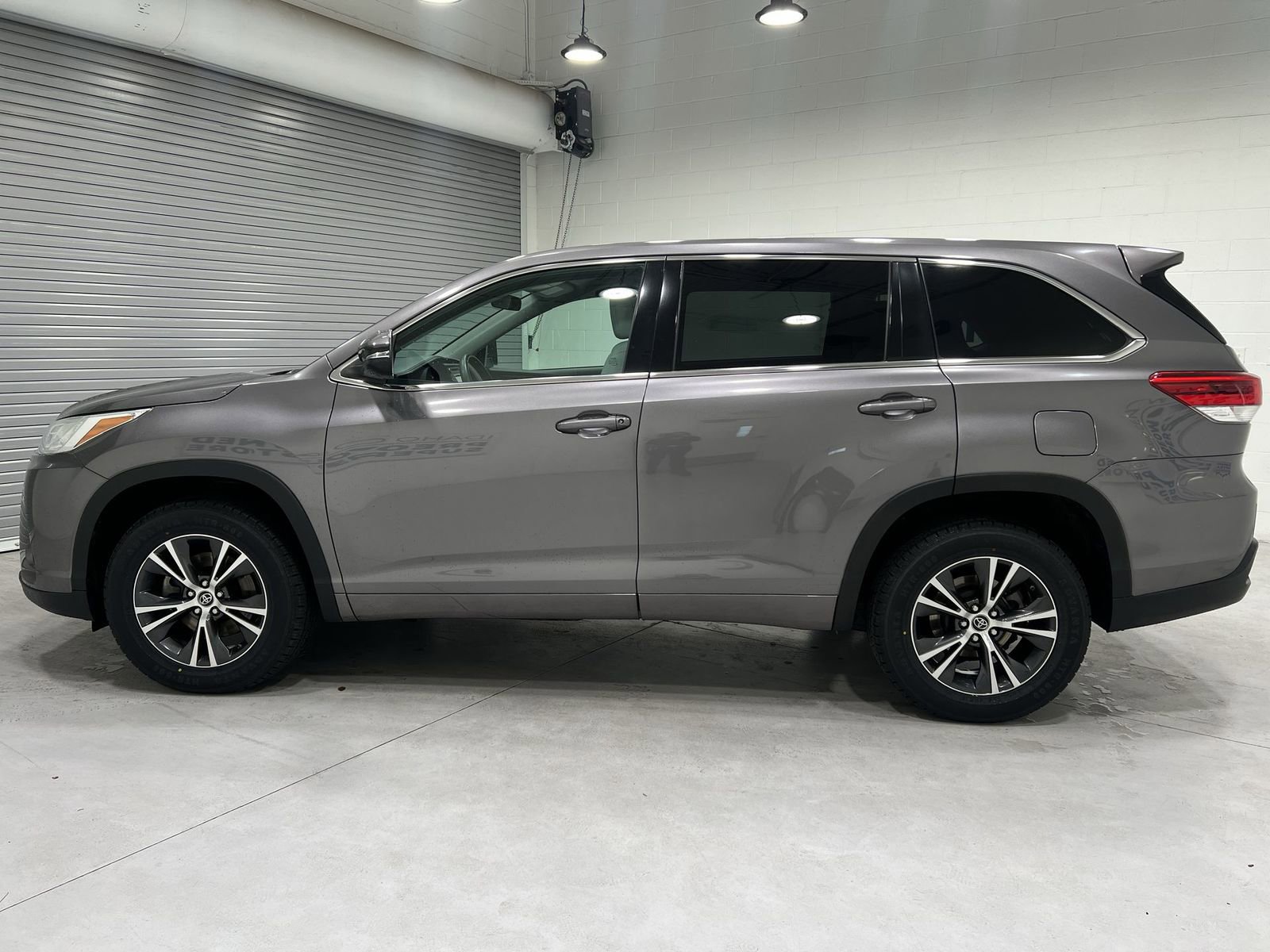 Used 2018 Toyota Highlander LE image 5