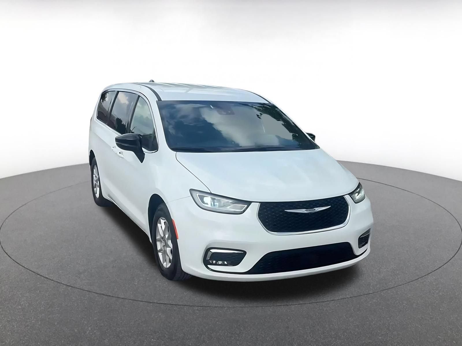 Used 2025 Chrysler Pacifica Select FWD image 3