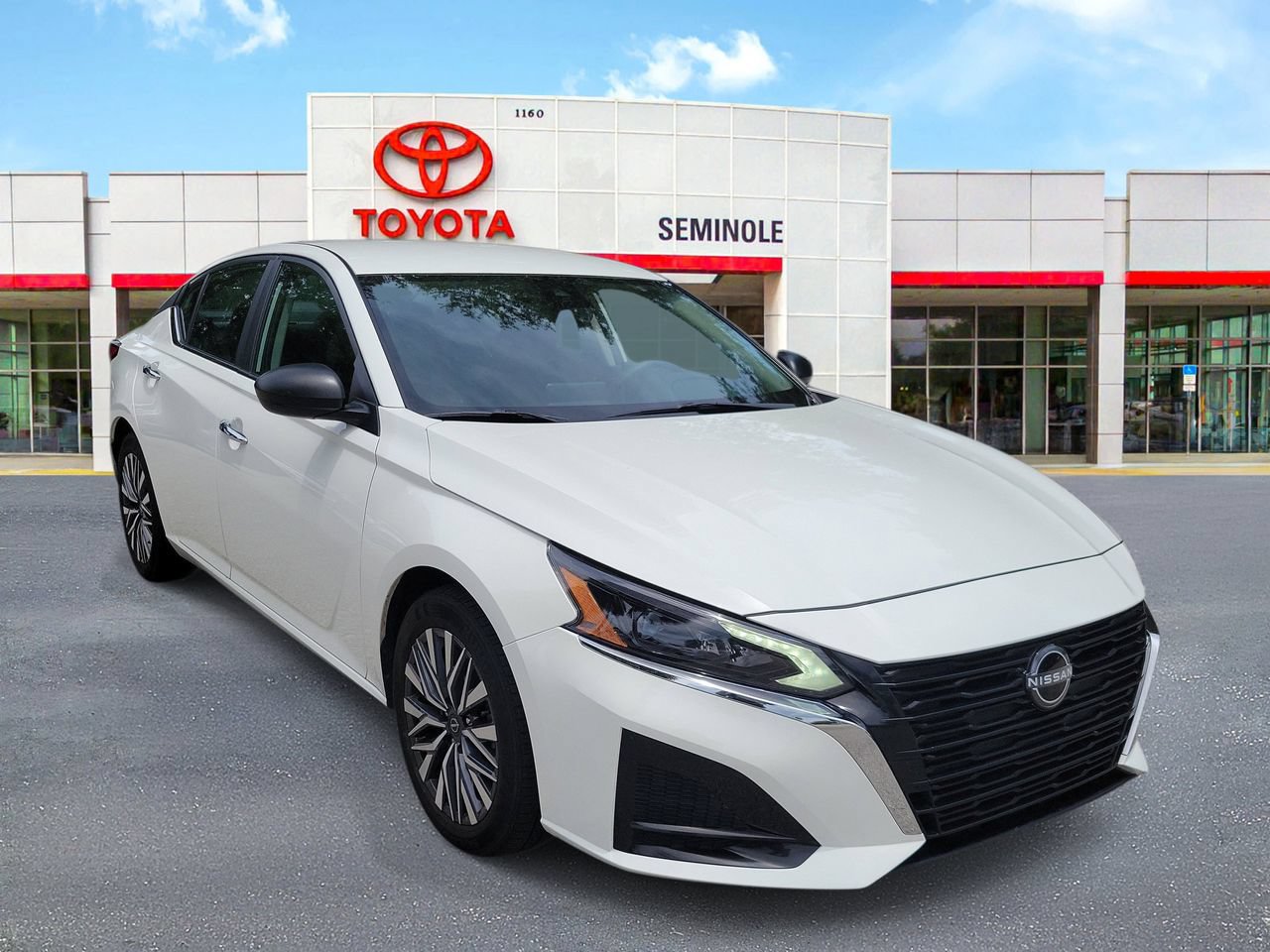 Used 2025 Nissan Altima 2.5 SV FWD image 2