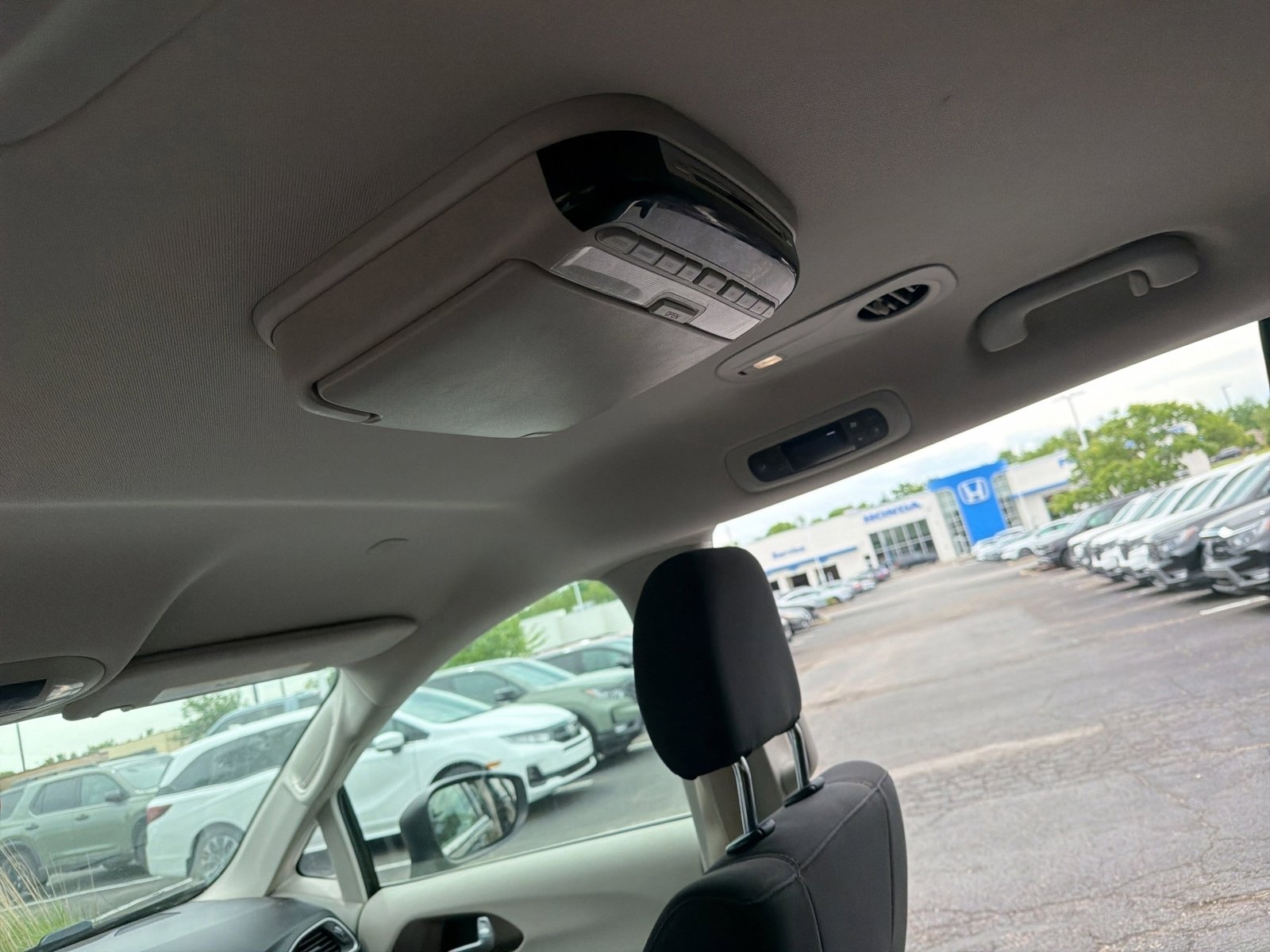 Used 2017 Chrysler Pacifica Touring Plus w/ Tire & Wheel Group FWD image 12