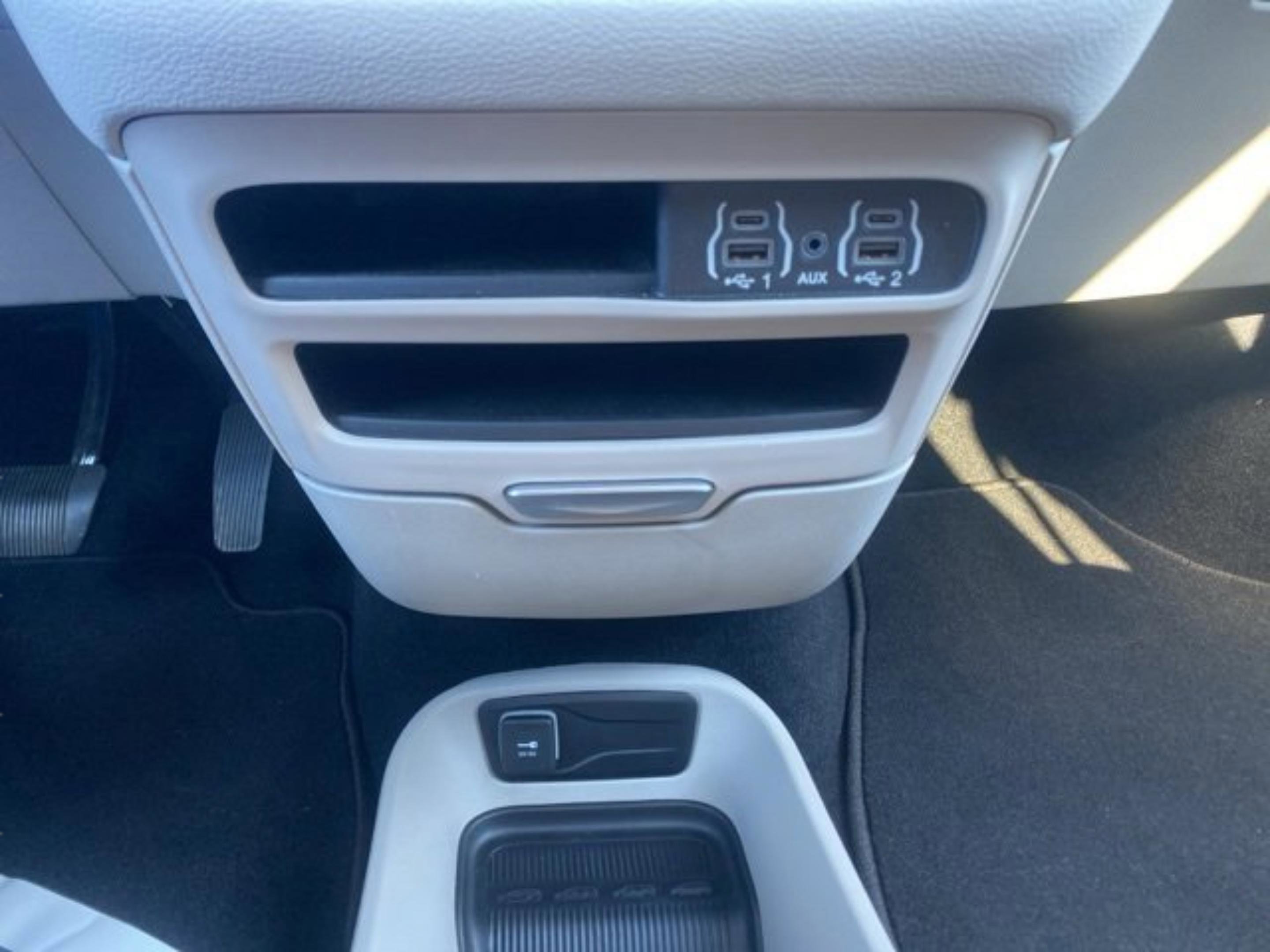 Used 2023 Chrysler Pacifica Touring-L image 26