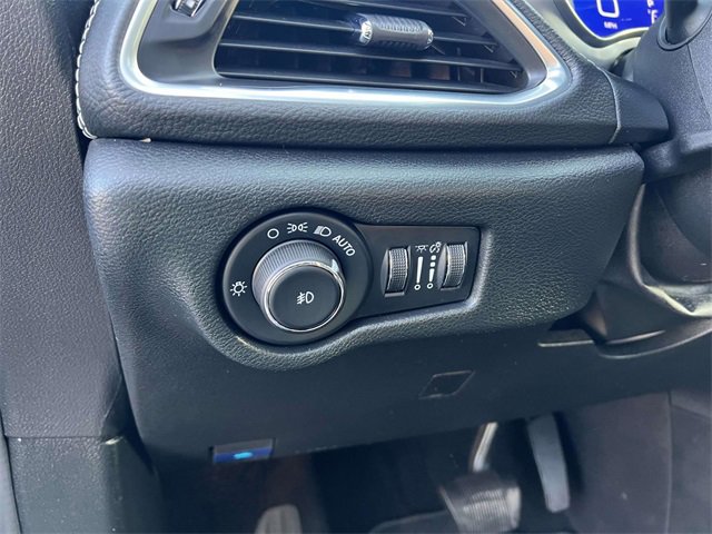 Used 2025 Chrysler Pacifica Limited image 12