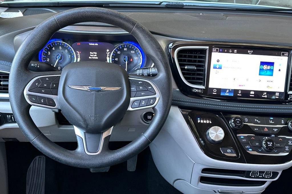 Used 2021 Chrysler Pacifica Touring FWD image 14