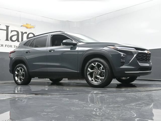 Used 2025 Chevrolet Trax LT FWD image 2