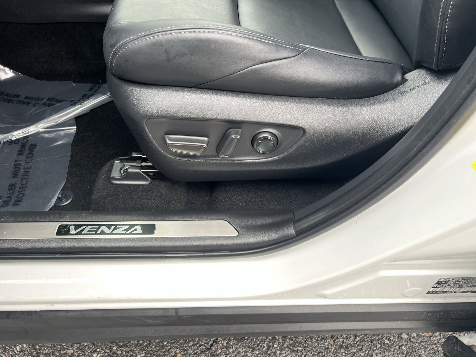 Used 2023 Toyota Venza Nightshade image 14