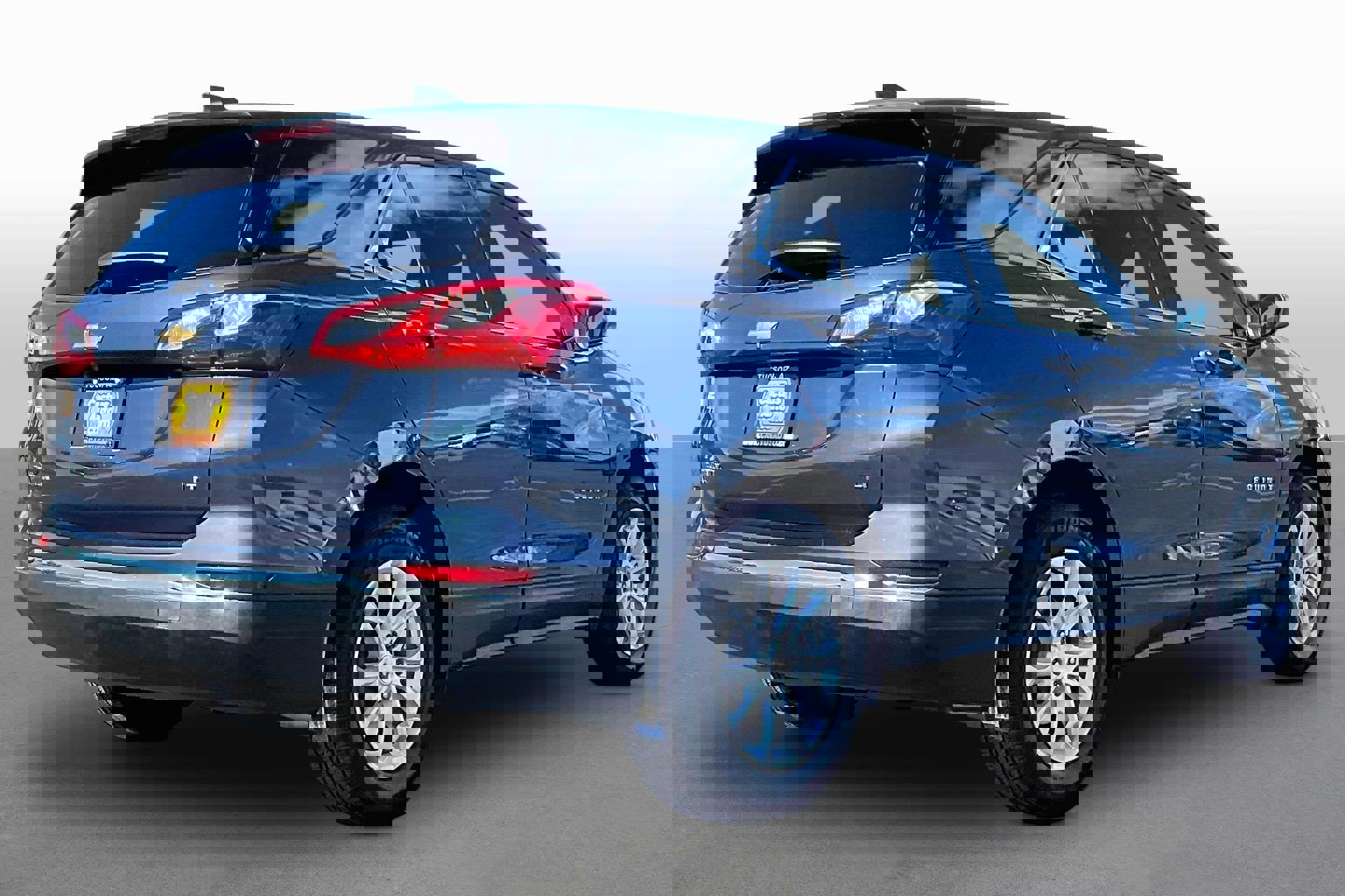 Used 2018 Chevrolet Equinox LT image 2