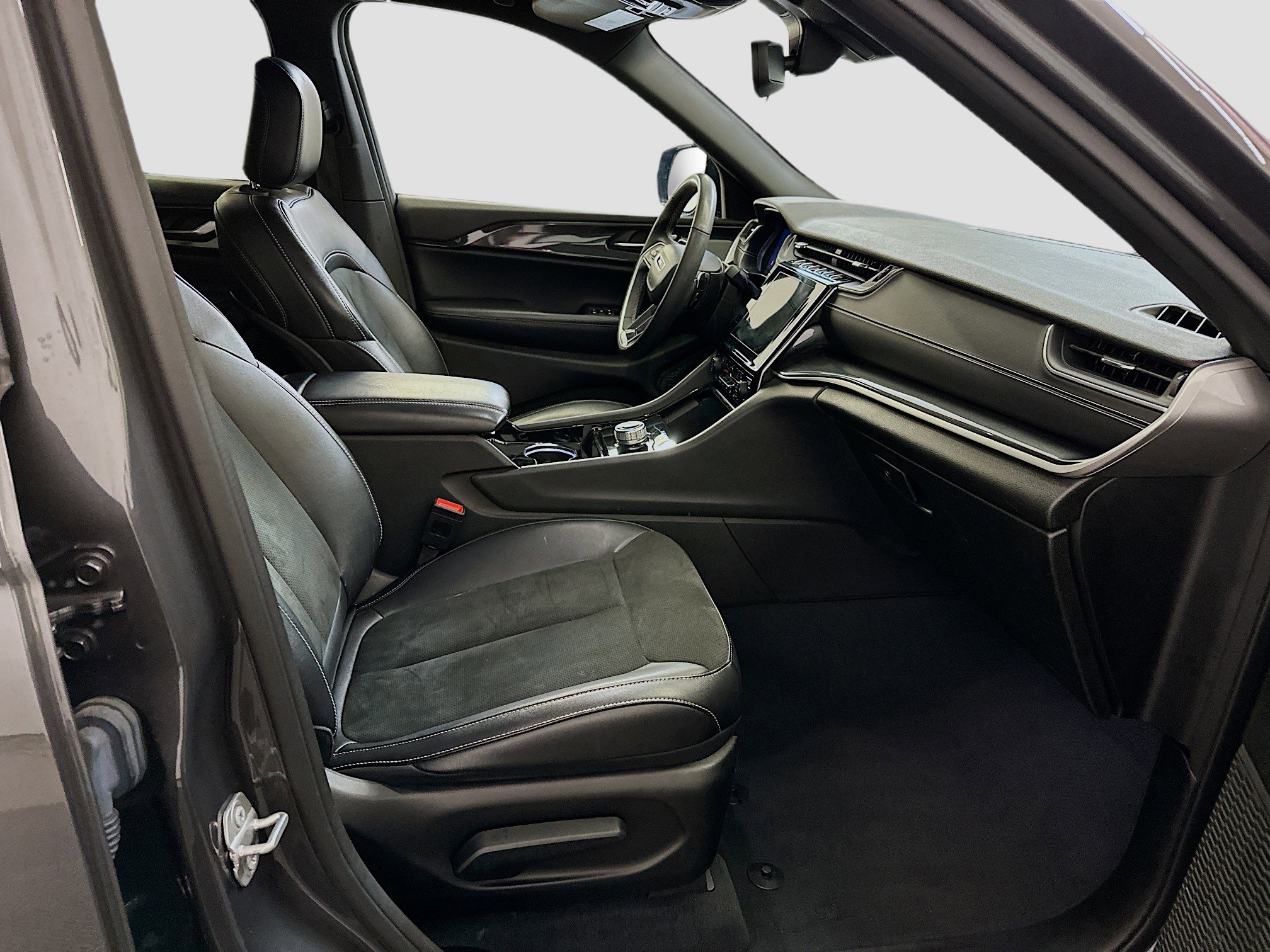 Used 2023 Jeep Grand Cherokee L Laredo image 34