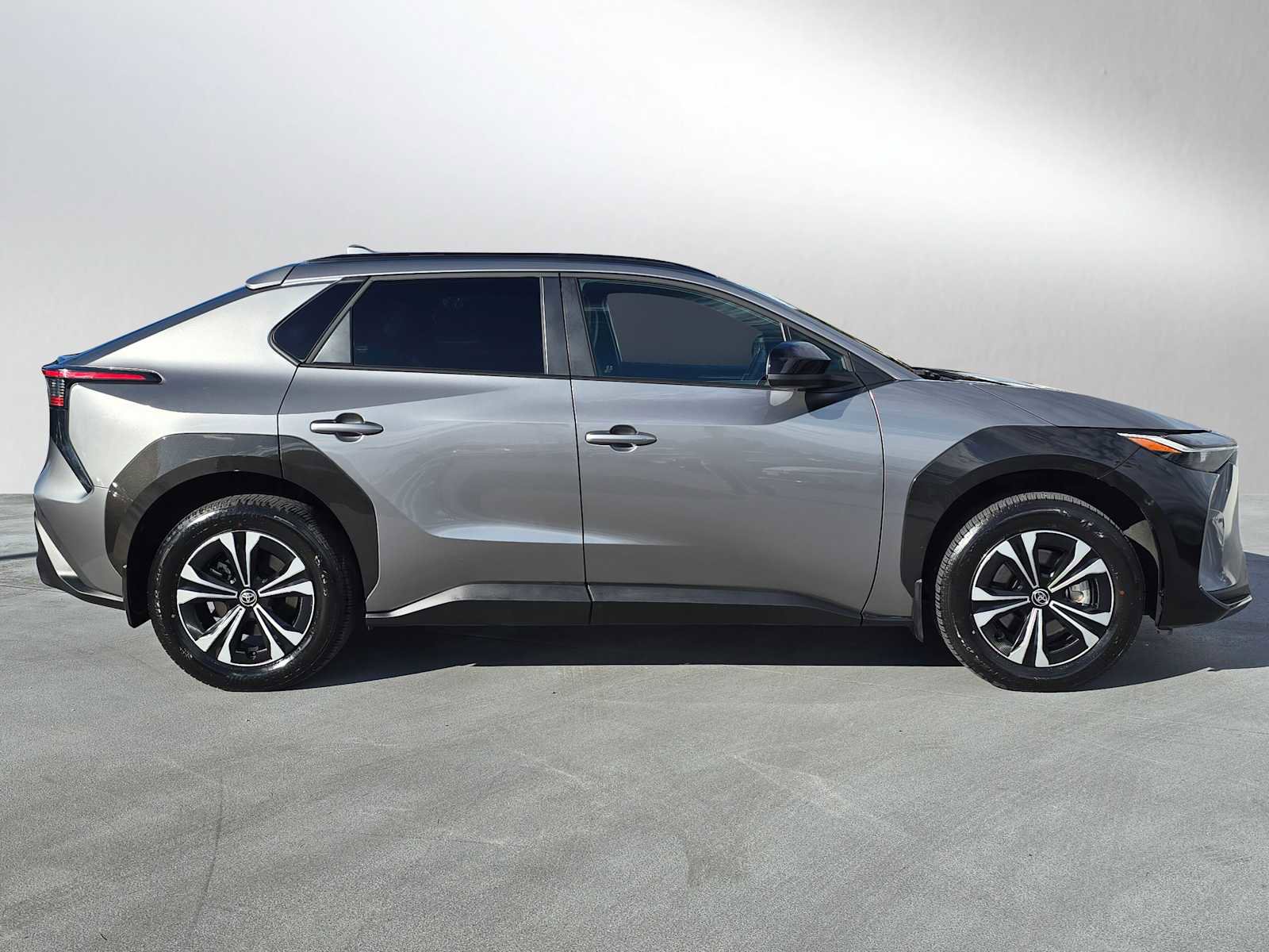 Used 2024 Toyota bZ4X XLE w/ Weather Package image 2