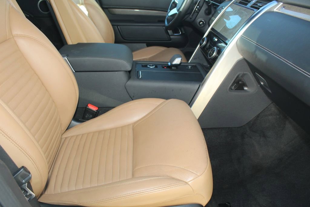 Used 2023 Land Rover Discovery Metropolitan Edition image 3