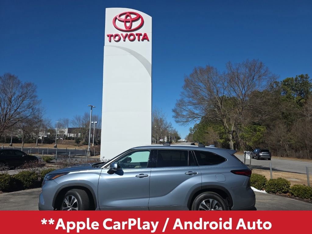 Used 2022 Toyota Highlander XLE image 3