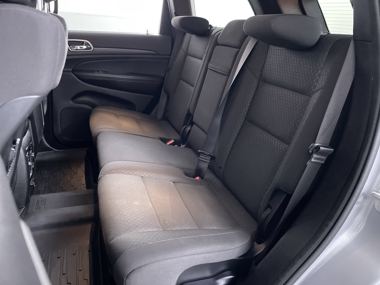 Used 2021 Jeep Grand Cherokee Laredo w/ Security & Convenience Group AWD/4WD image 19