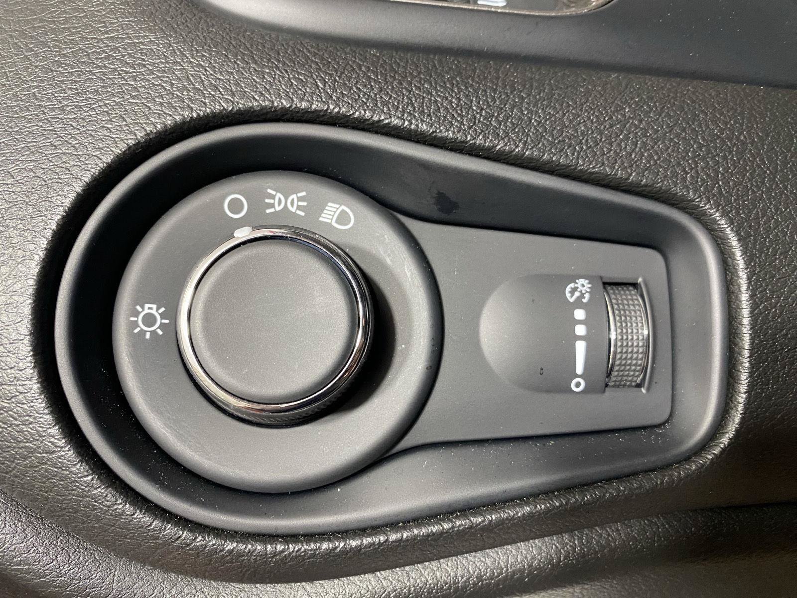 Used 2023 Jeep Renegade Latitude AWD/4WD image 19