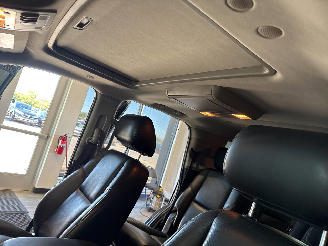 Used 2011 Cadillac Escalade Luxury image 26