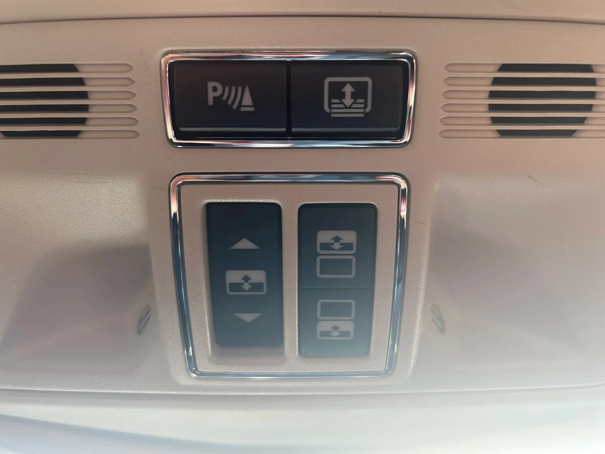 Used 2011 Jaguar XJ L RWD image 27