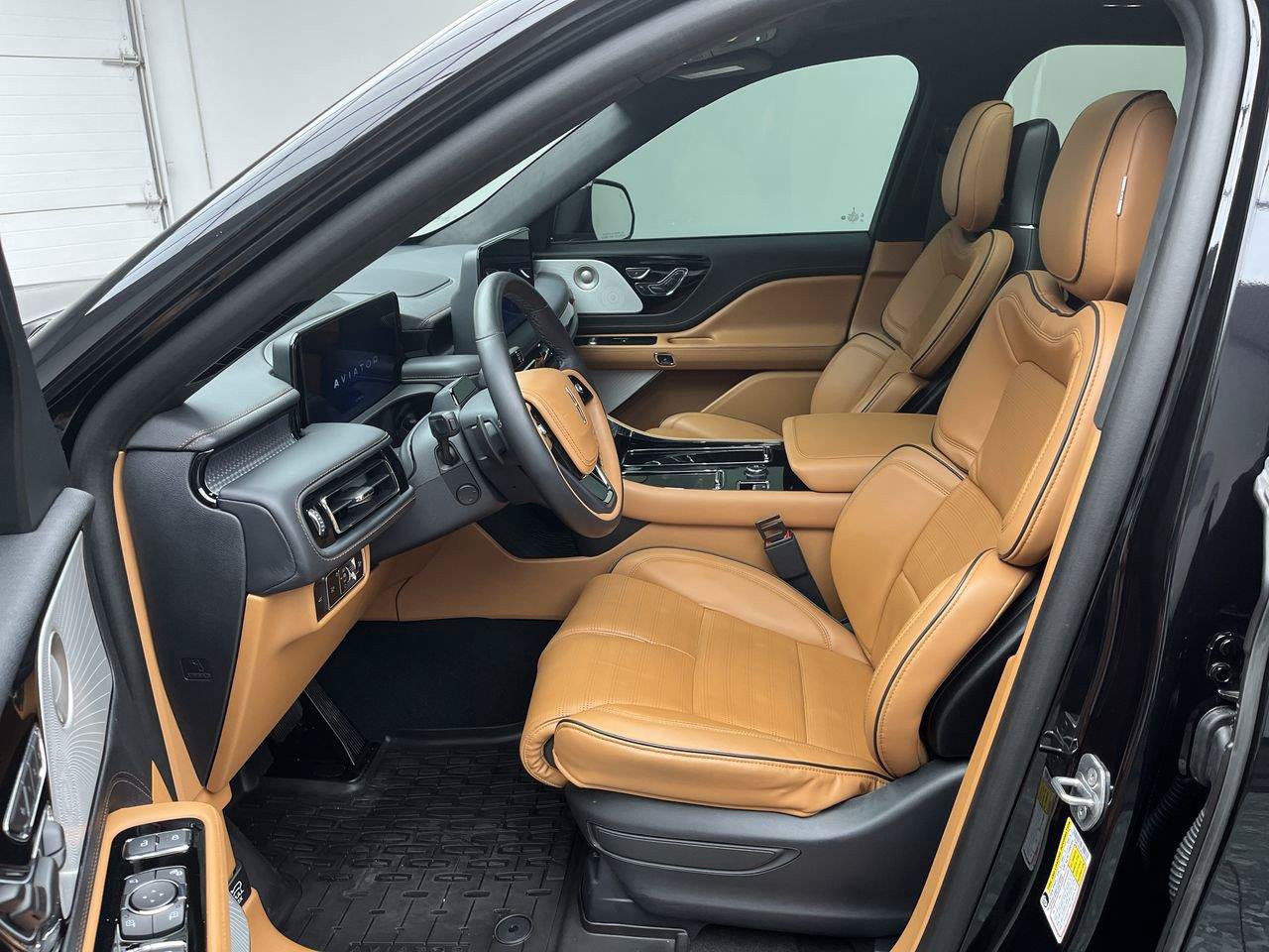 Used 2025 Lincoln Aviator Black Label w/ Jet Appearance Package AWD/4WD image 3