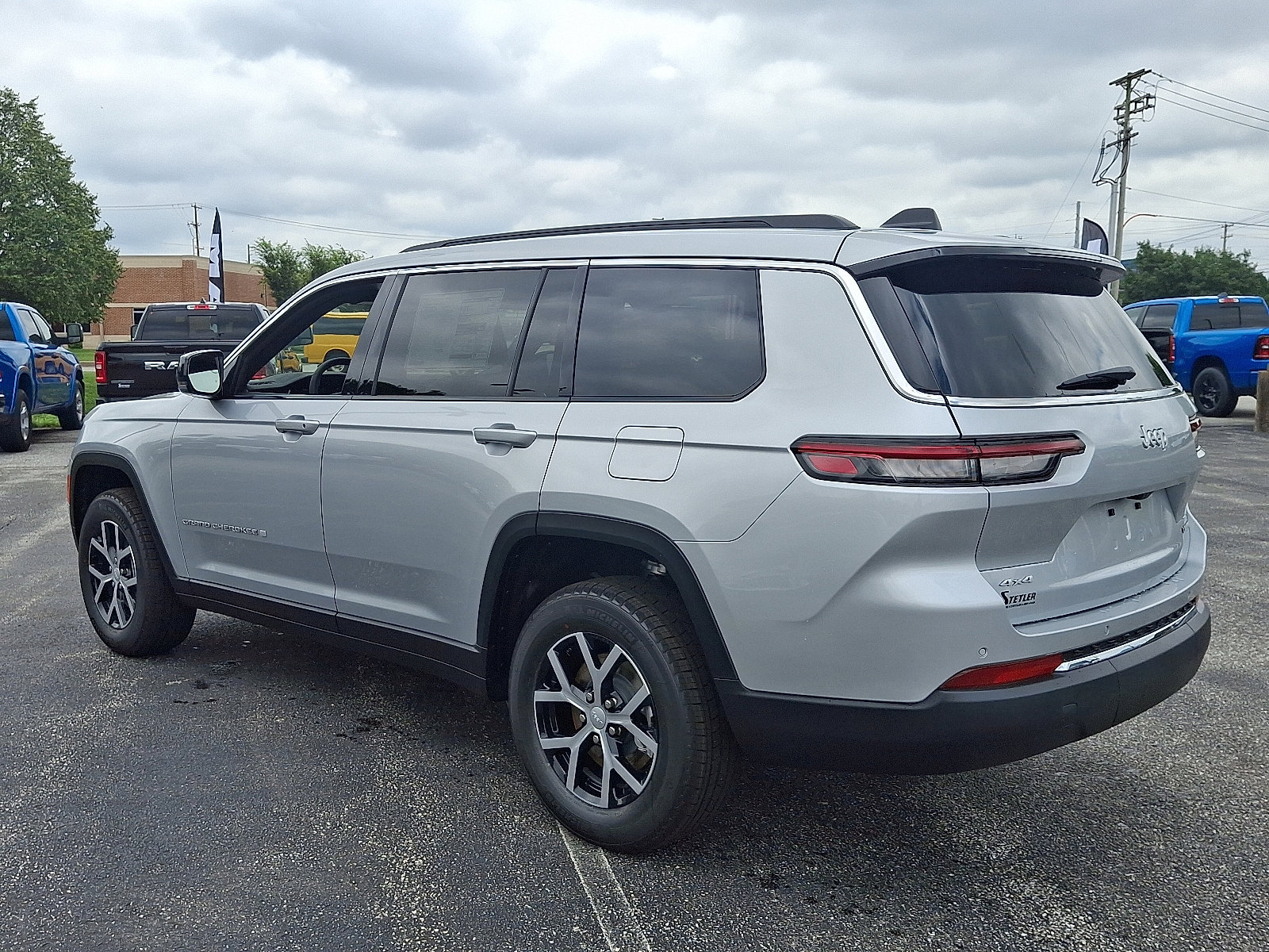 Used 2025 Jeep Grand Cherokee L Limited w/ Trailer Tow Package image 6