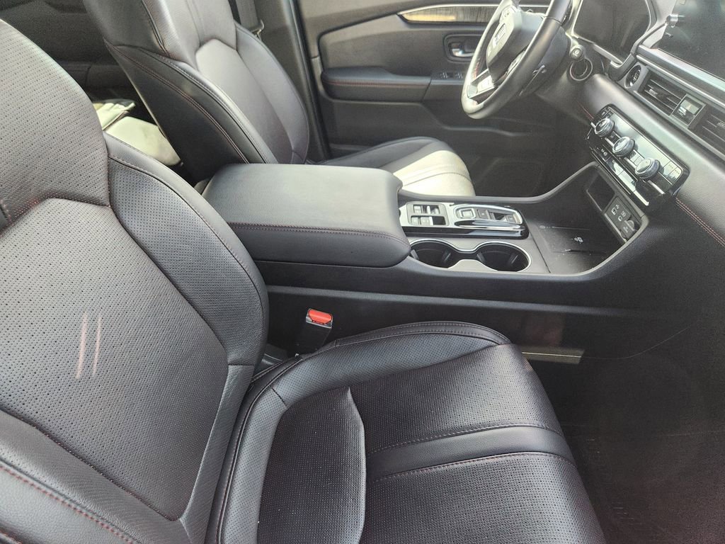 Used 2025 Honda Pilot Black Edition image 11