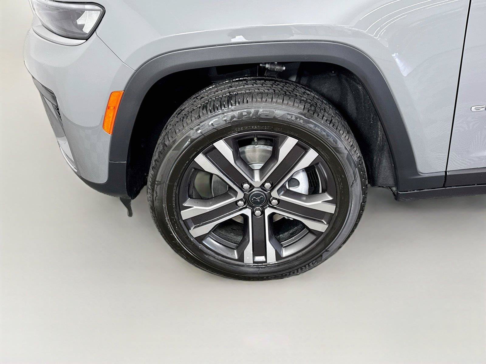 New 2027 Jeep Grand Cherokee Limited w/ Trailer Tow Package AWD/4WD image 23
