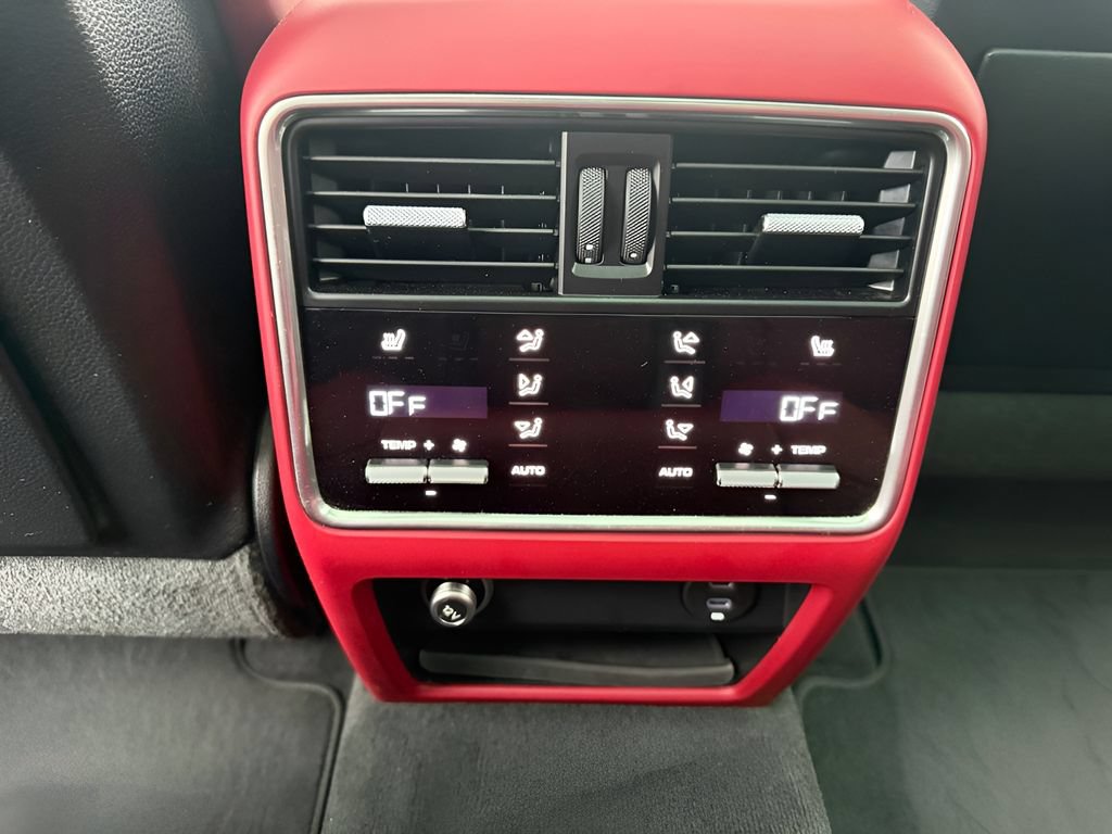 Used 2022 Porsche Cayenne Turbo AWD/4WD image 30