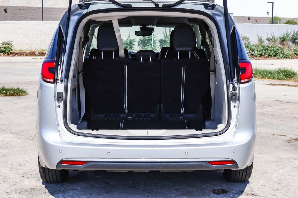 Used 2024 Chrysler Pacifica Touring-L FWD image 30