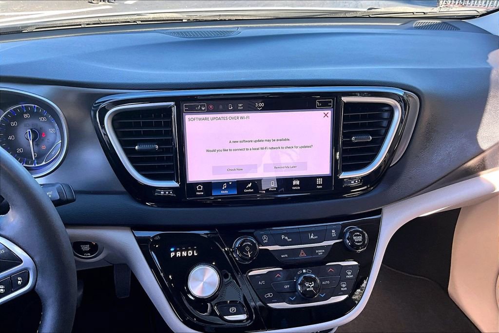 Used 2024 Chrysler Pacifica Touring-L image 9