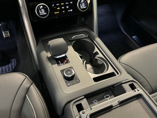 New 2024 Land Rover Discovery Dynamic SE image 16