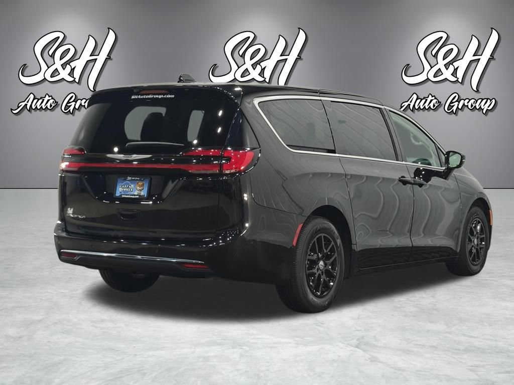 Used 2024 Chrysler Pacifica Touring-L image 17