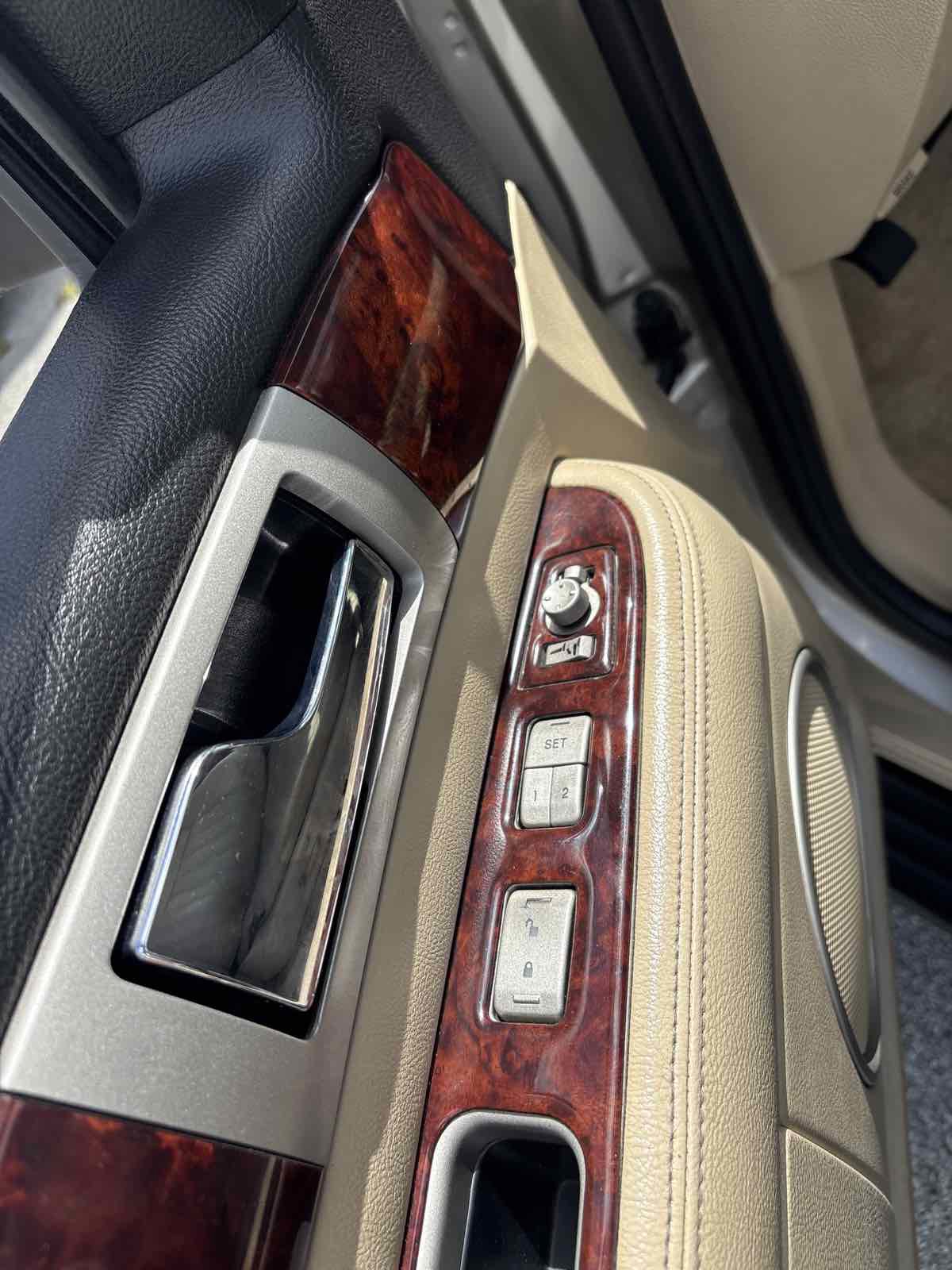 Used 2005 Lincoln Navigator Luxury RWD image 6