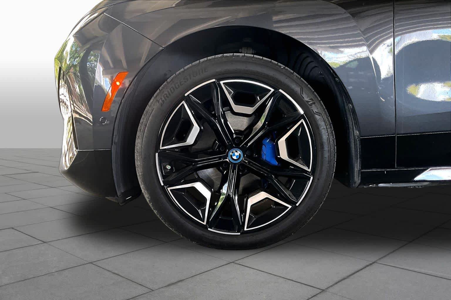 Used 2024 BMW iX xDrive50 w/ Premium Package AWD/4WD image 10